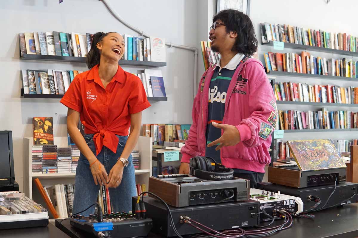 Pemuda Sinarmas dan Kelly Tandiono sedang menertawakan sesuatu